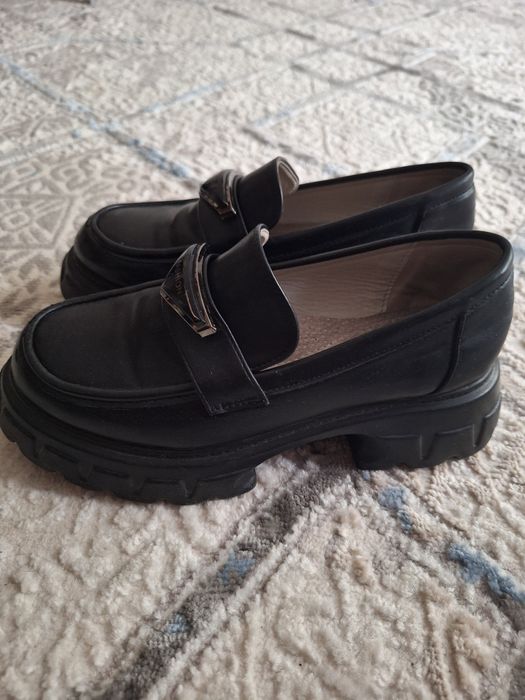 Продам лоферы, школьные туфли для девочки школьницы
