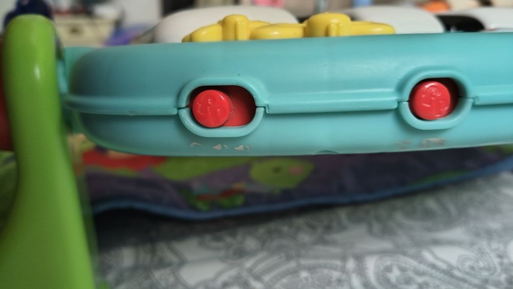 Vând salteluță de activități Fisher price cu clape sonore, muzica