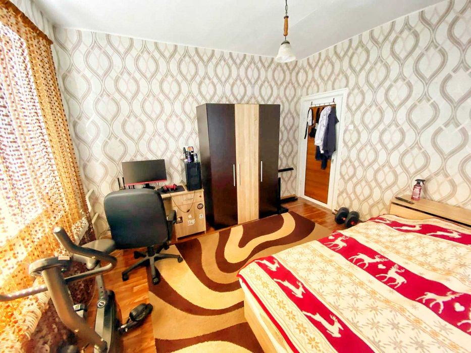 Имот Корект продава Партер, Първи етаж, Гараж, 1/2 таван, кв. Изток