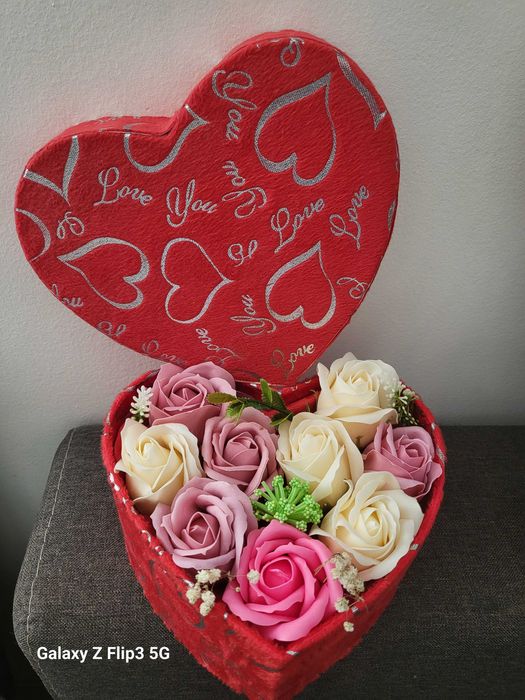 Кутии, кошнички и кашпи с рози от пластичен сапун