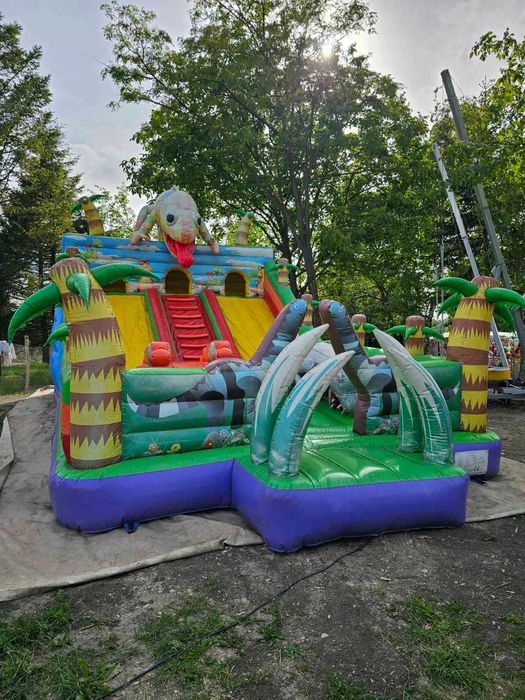 Надуваем батут динозавър