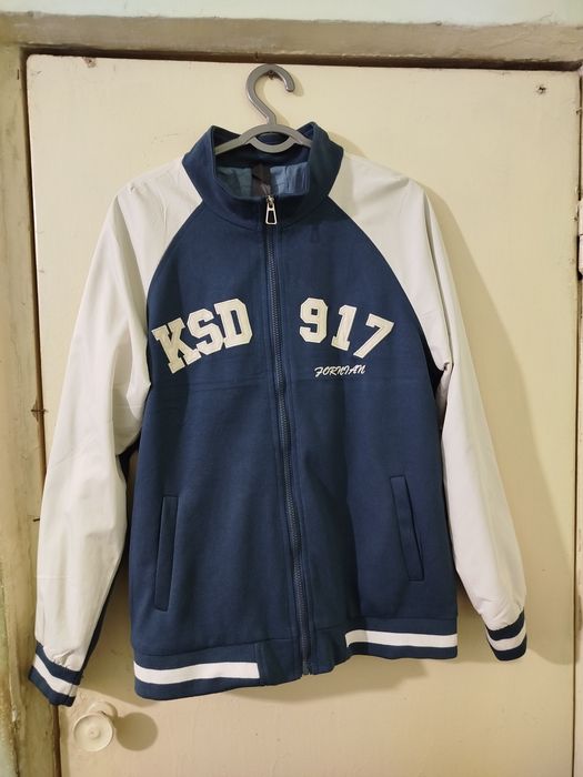 Продам куртку осень весна.