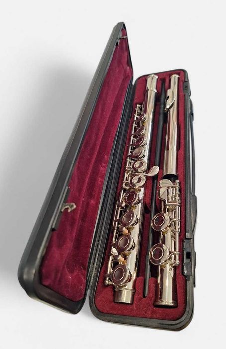 Flaut Yamaha YFL 211N II placat cu argint stare foarte buna cu cutie