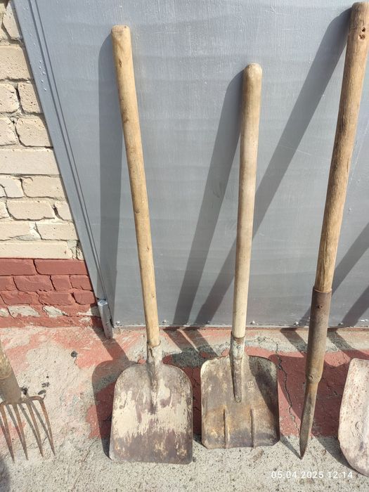 Лопаты , тяпка, вилы.