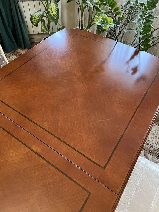 Стол в гостиную комнату