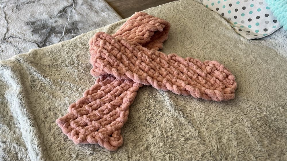 Ръчно плетено шалче от плюш прежда “ Puffy”