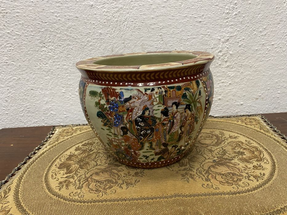 Китайска порцеланова кашпа изрисувана с релеф