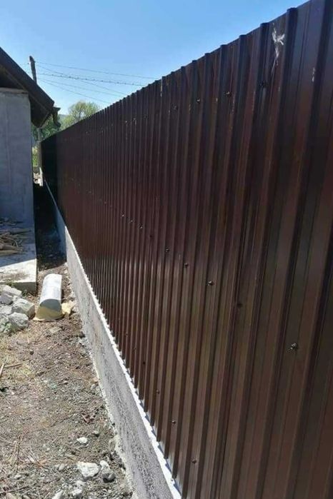 Construim garduri din șipcă metalică porți și alte modele de gard