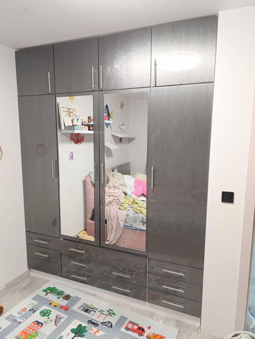 Голям сив и запазен гардероб