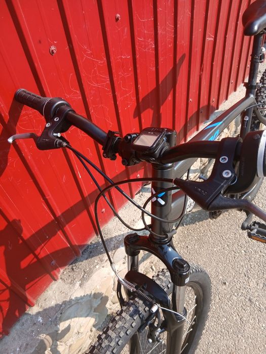 Vând bicicleta rockrider în stare bună are roți de 27.5  bicicleta are cadrul din aluminiu