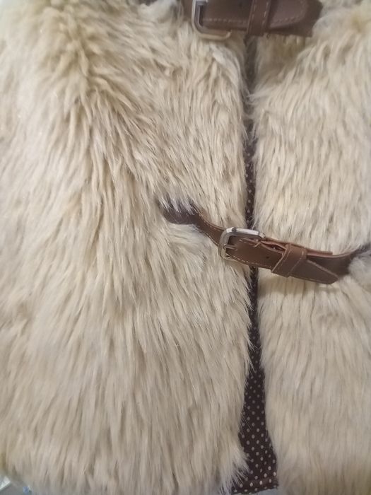 Vând vesta de blana bej