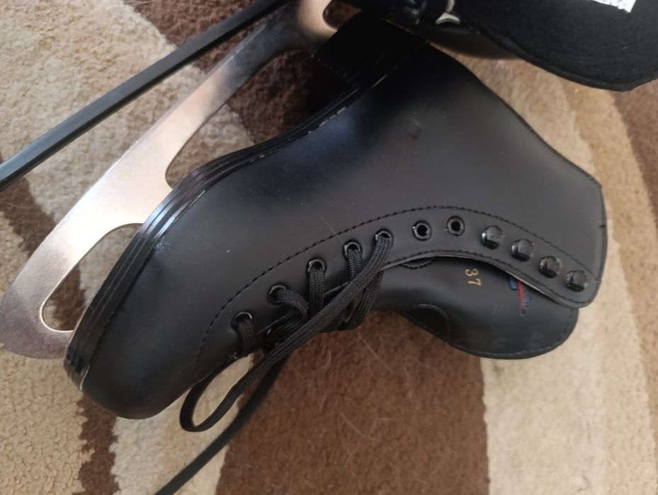 Продаю коньки фигурные