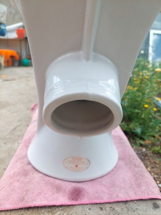 Продам новый унитаз без бачка