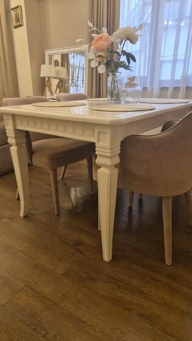 Трапезна маса - слонова кост