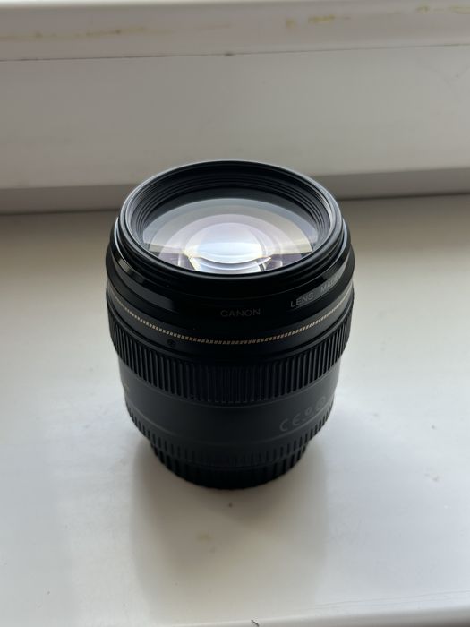 85mm 1.8f auto focus ishlaydi hech qanday qirilishlar yoq. yangiday