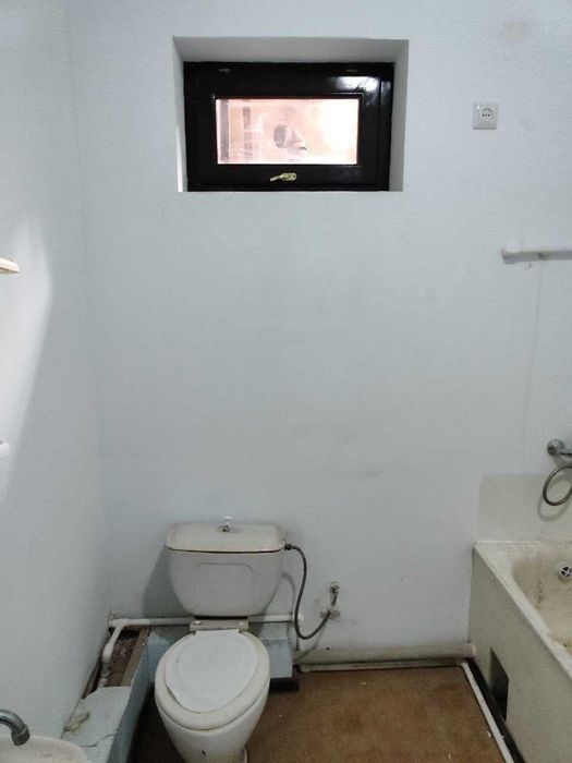 Продаётся 2 дома с ремонтом в общем дворе 4 кладовых + 2 навеса Дархан