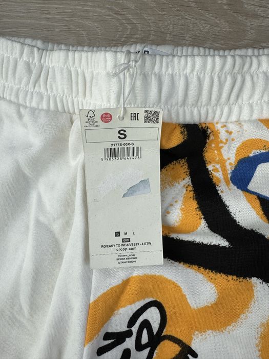 Pantaloni albi cu grafitti, Cropp