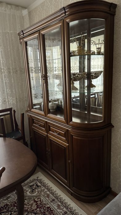 Сервант и стол со стульями