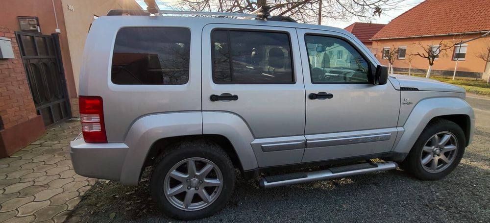 Vând jeep cherokee  ediție limitată 4x4 primul proprietar în România