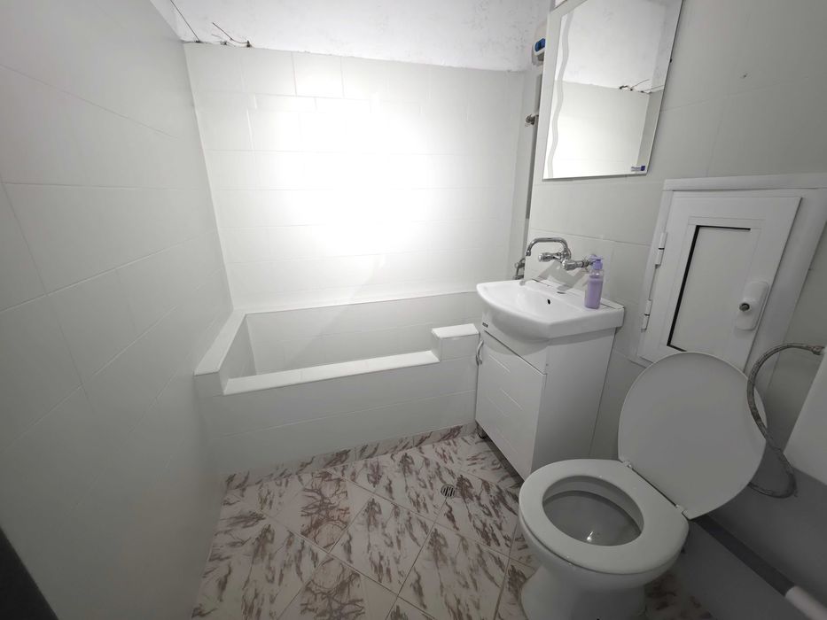 Дава под наем просторен 3-стаен апартамент в ж.к. Дружба – до езерото