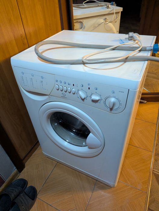 Продам стиральную машину Indesit