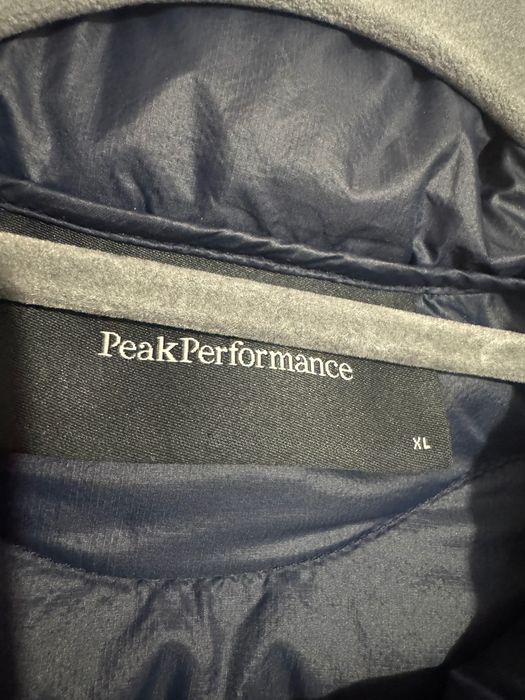 PEAK PERFORMANCE Vest 'Helium Down' in Blue.