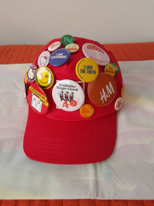 Șapcă cu 23 ecusoane