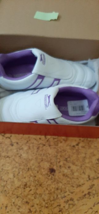 Спортни обувки ,леки и удобни.