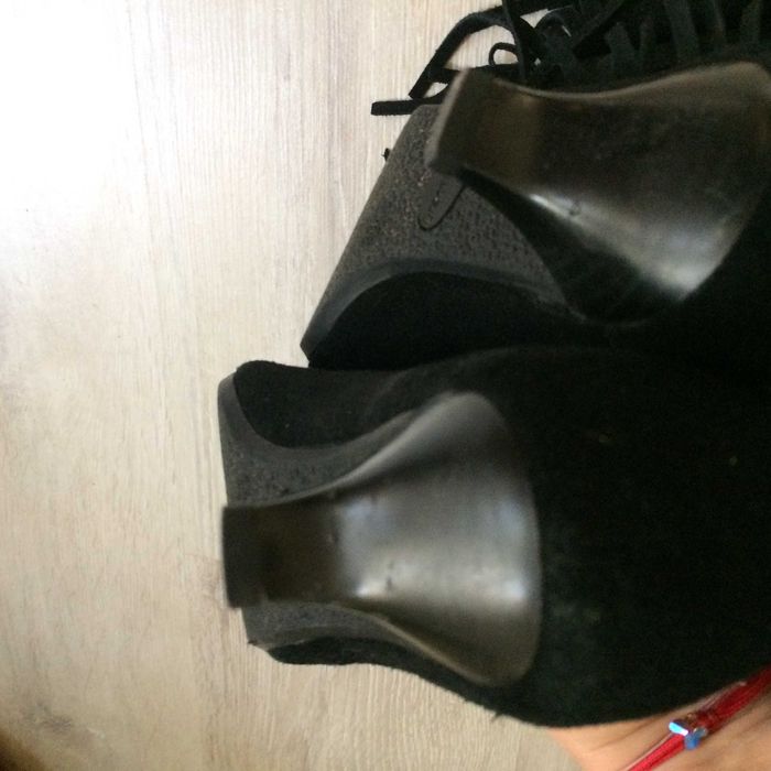 Удобни черни ботуши,естествен набук.