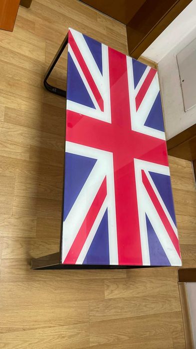 Маса холна със стъкло и метална рамка