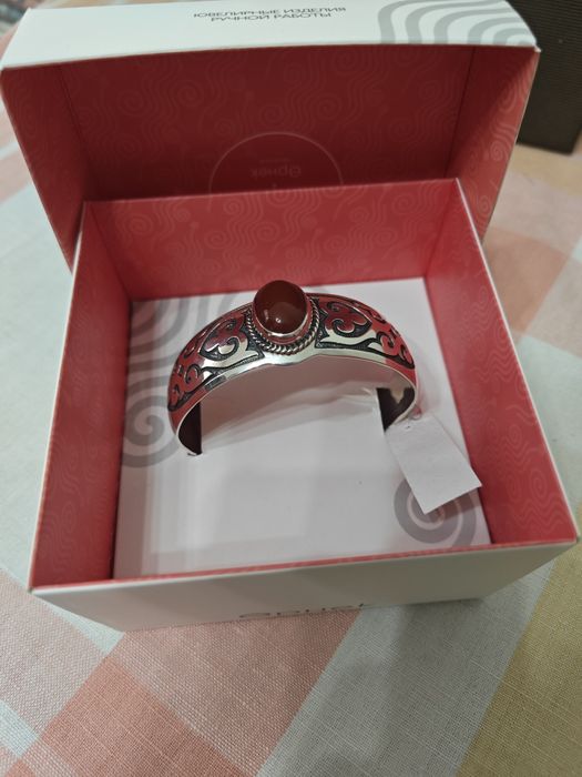 Продам серебряный браслет с сердоликом