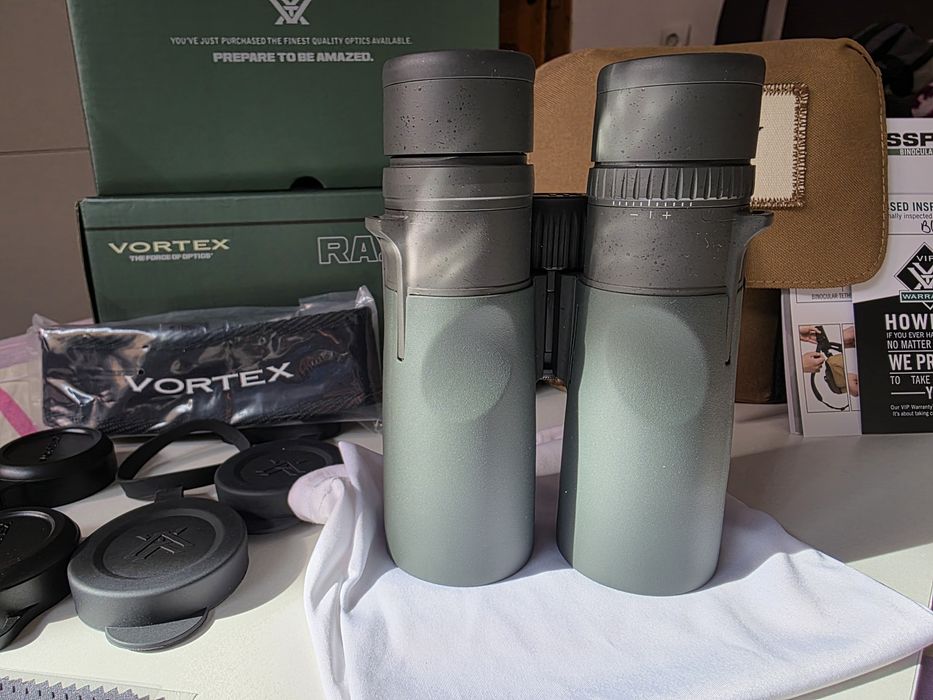 Binoclu Vortex Razor HD 8x42