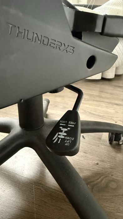 Продам компьютерный игровой стул ThunderX3