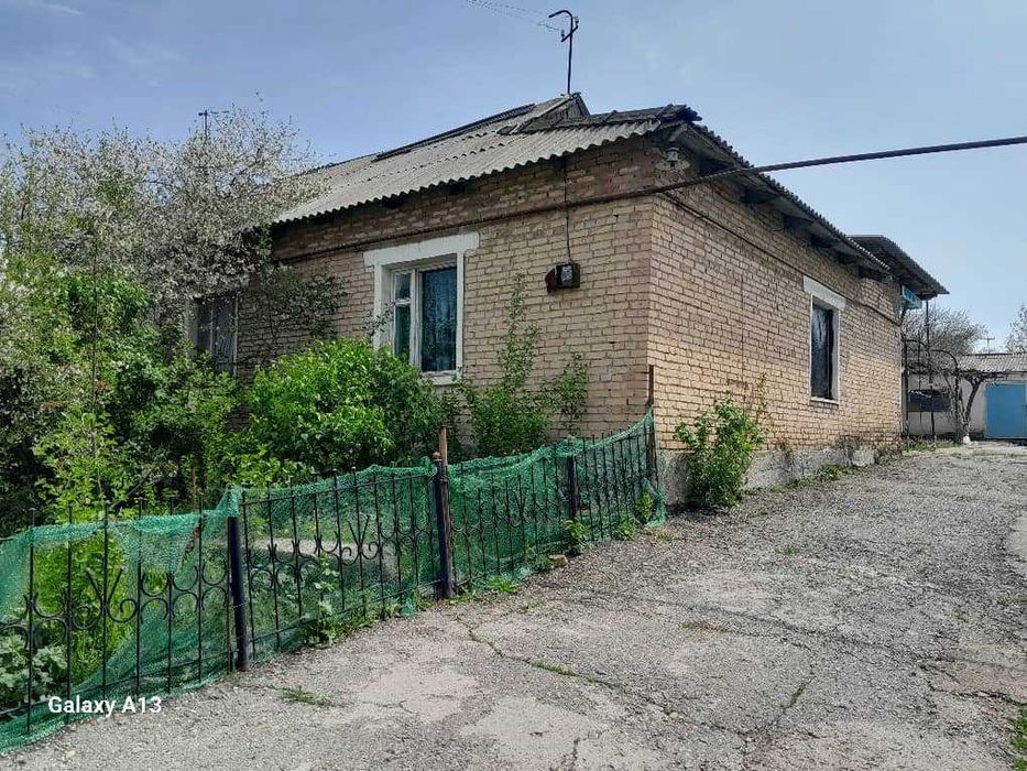 Продается дом с земельным  участком 12 соток.