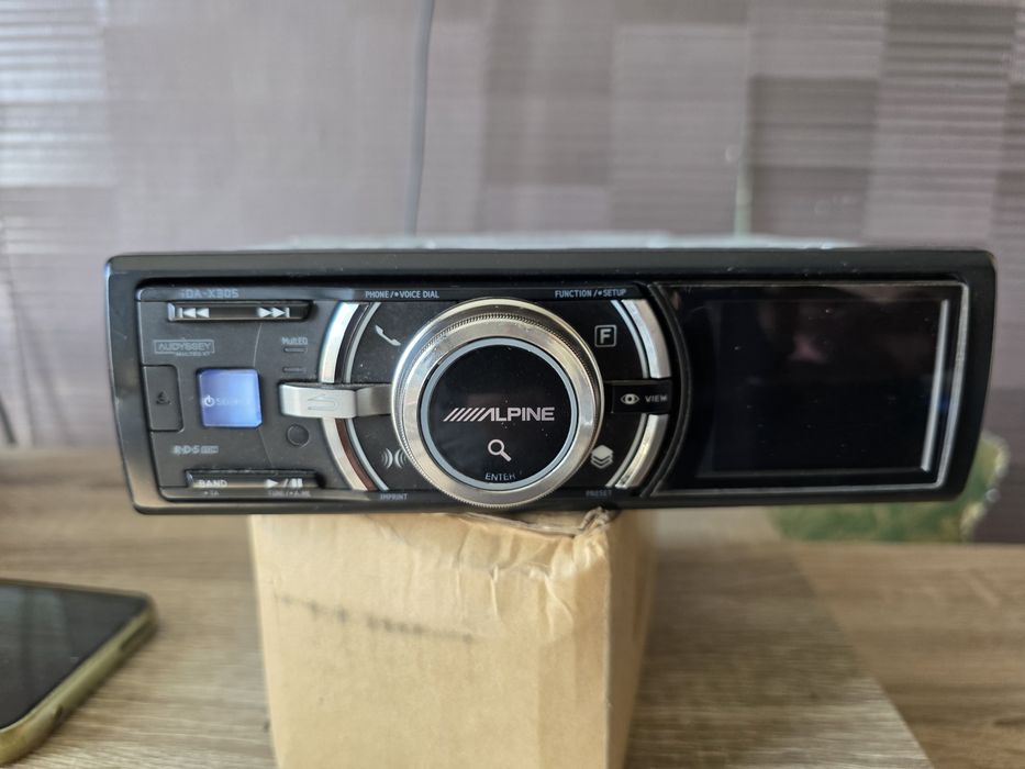 Продавам Alpine ida-x305