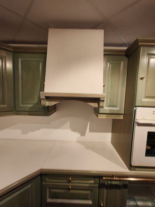 Често нова ъглова дъбова кухня с уреди