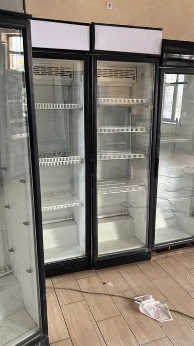 Продаю Витринный холодильник
