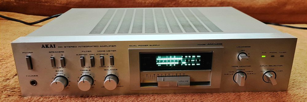 Akai AM-U03 amplificator vitange 2X40W pe 8 Ohm