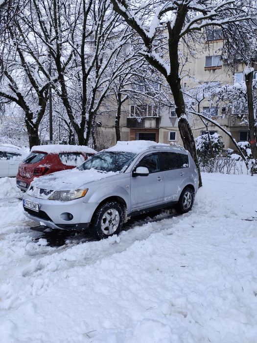 Vând Mitsubishi Outlander