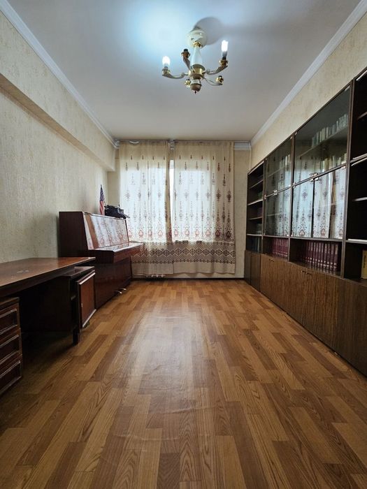 Чиланзар 22-й квартал продаю  Четырёх комнатную