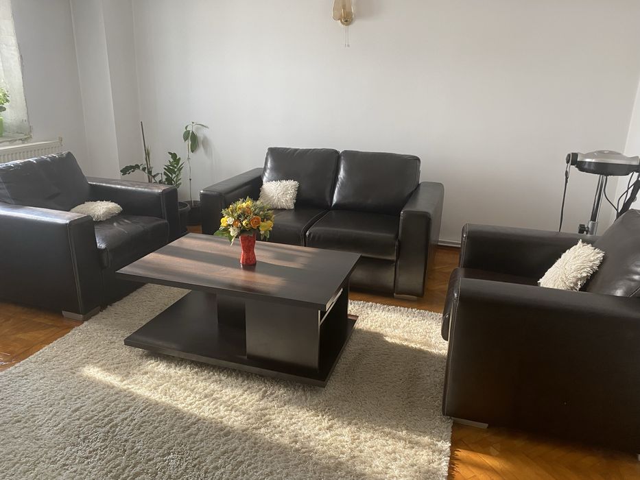 Set living ,compus din canapea si două fotolii,plus masută.