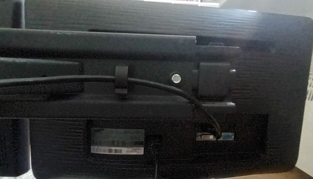 Два Samsung монитора със стойка комплект