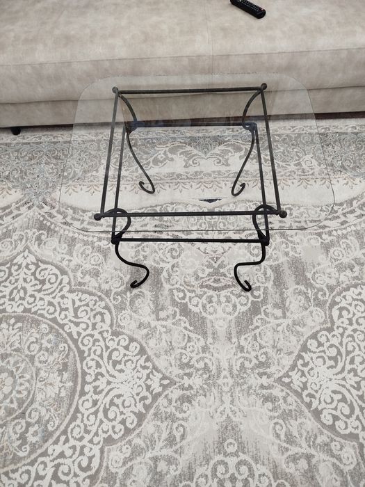 Продам столик в отличном состоянии.