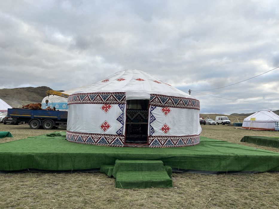 Юрта с подиумом с коврами Оскемен