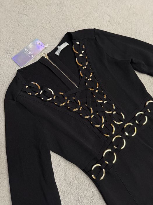 Черна рокля със златни елементи