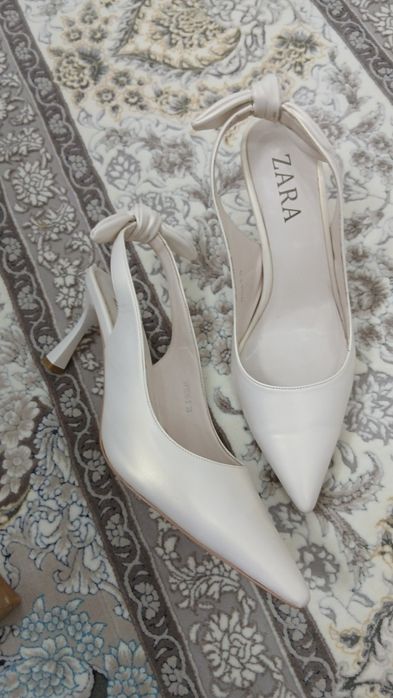 Белые босоножки на каблуке.