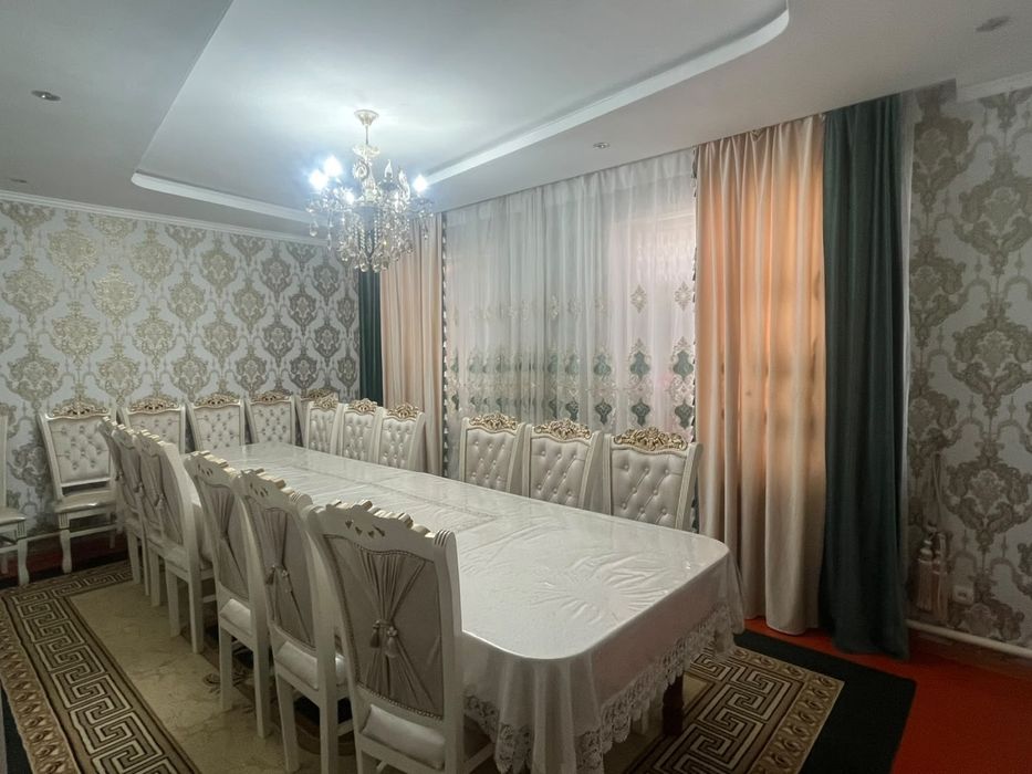 Стол с новыми стульями