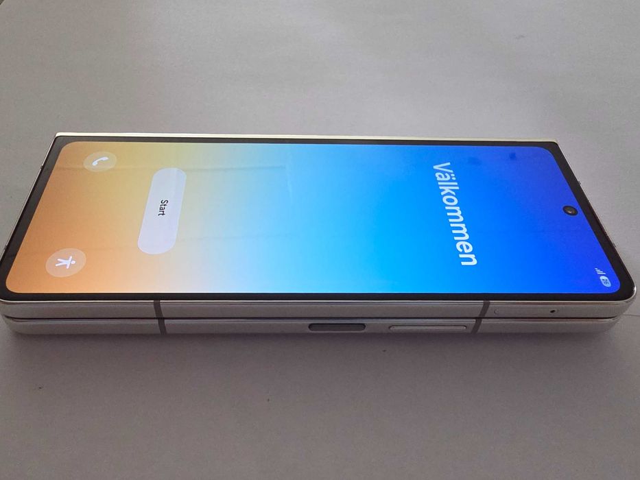 Samsung Galaxy Z Fold 5 | 12GB RAM | 256GB | Цвят Крем | Като нов!