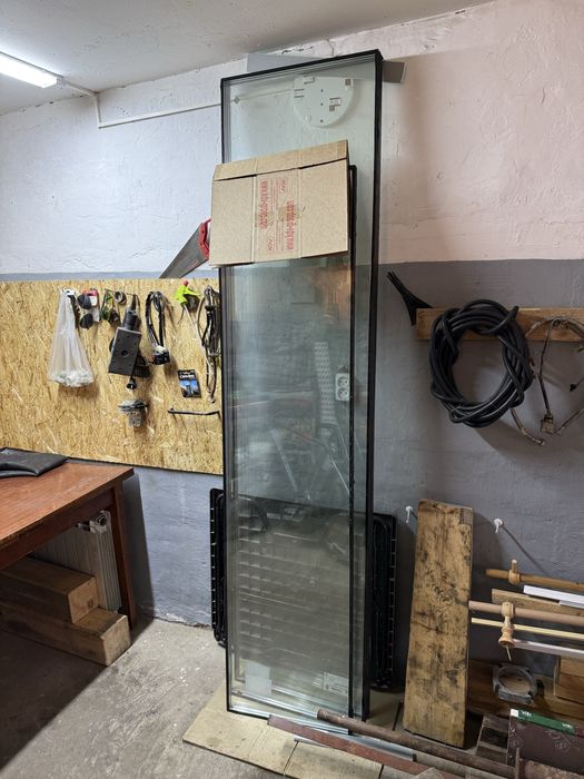 Пластиковая перегородка с дверным проёмом