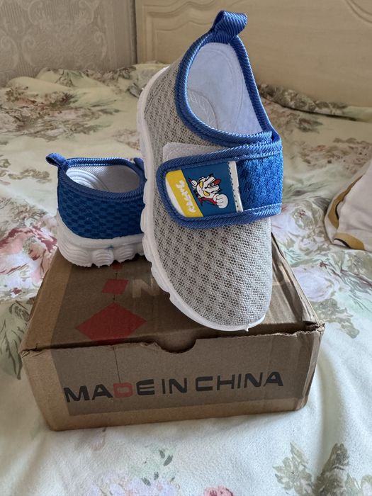 Детские кроссовки.